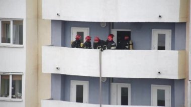 BOBRUISK, BELARUS 27.02.19: İtfaiyeciler yangını söndürmek ve sakinleri tahliye etmek amacıyla yüksek bir binada tatbikat yaptılar