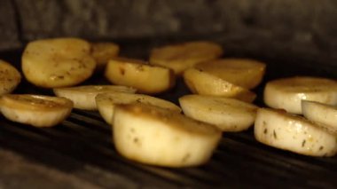 Bir restoranda kızartılmış ve kızartılmış soğan, bir lezzet, yavaş çekim, barbekü.