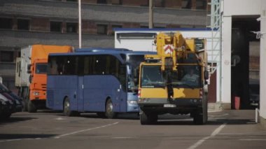 MINSK, BELARUS 08.05.16: Teleskopik mobil vinç Liebherr, yolcu otobüsü Mercedes, yüksek yanlı kamyon KAMAZ-4311, Düşük yanlı kamyon MAZ 6317, Otomotiv Mühendisliği Rides City Caddesi. Yük geçişi