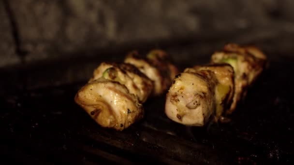 Restoranda barbeküde salamurada tavuk pişirmek. Lezzetli tavuk şişleri, geçmiş, zaman aşımı — Stok video