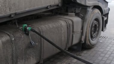 Kirli bir treni mazotla dolduruyorum. Yol ayırtıcıları. Otoyolda, sanayide, otoyolda yakıt tüketimi