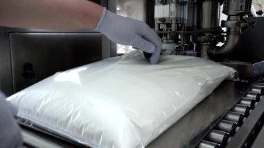 İnek sütünden süt kremi üretimi ve üretimi. Otomatik, yüksek yağlı otomatik krem dolum süreci, endüstri, süt ürünü