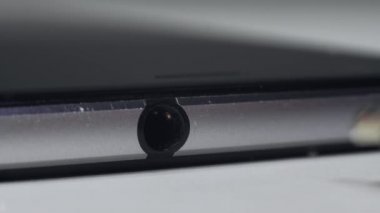 Macro, parmaklar müzik dinlemek için TRRS 3.5 mm 'lik mini kulaklığı akıllı telefon bağlantısına bağlıyor. Kulaklıklar için kablolu yayın standardı. İşitsel-fil. Sosyal ağlar bağımlılığı.