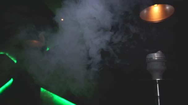 El humo de la cachimba se disuelve en el aire de la sala de bar o club nocturno. En cámara lenta. Nubes de humo y niebla — Vídeos de Stock