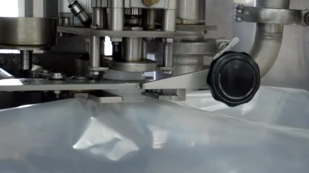 Le processus automatique de remplissage et d'embouteillage du yaourt à boire et de la crème dans l'industrie de la confiserie, industrie, fond. Processus technologique, production 