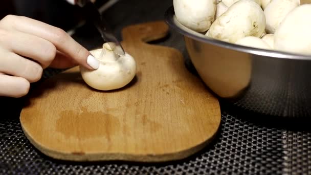 Flickan skär champignon svamp på en trähylla. Matlagning kost och hälsosam svamp svamprätter, bakgrund — Stockvideo