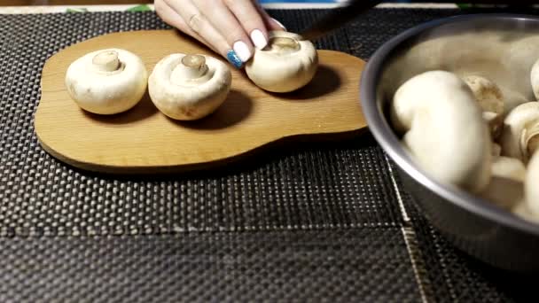 Mädchen schneidet Champignon-Pilze auf einem Holzregal. Kochen Ernährung und gesunde Pilzgerichte, Hintergrund — Stockvideo