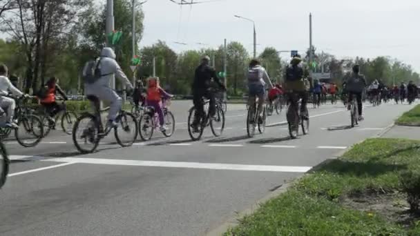 Obywatele z rowerami na głównej ulicy. Masowe przejażdżki rowerem po mieście. Maraton rowerowy. Wyścig konkurencji dla rowerzystów. Kolumna sportowców. — Wideo stockowe