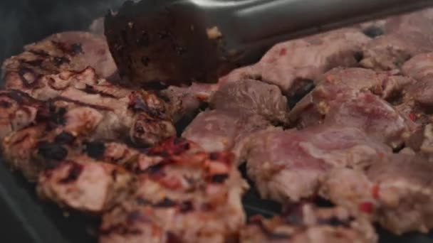 Grelhar e cozinhar carne fresca de porco. Deliciosos espetos de churrasco, fundo, câmera lenta, apetitoso — Vídeo de Stock