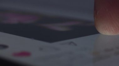 Finger haber kaynaklarını akıllı telefondaki sosyal ağ uygulamasında çeviriyor, beğenmek için postaya veriyor. Blogcu abonelerin yayınlarını okur. Yeni takipçi paylaşımlarına bir kişi bakıyor. Makro yakın çekim.