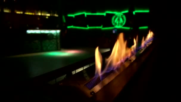 Dekorativ eld brinner i nattklubbens mörka rum. Tomma dansgolv innan discofesten. Ung livsstil i semester koncept. Bakgrund — Stockvideo
