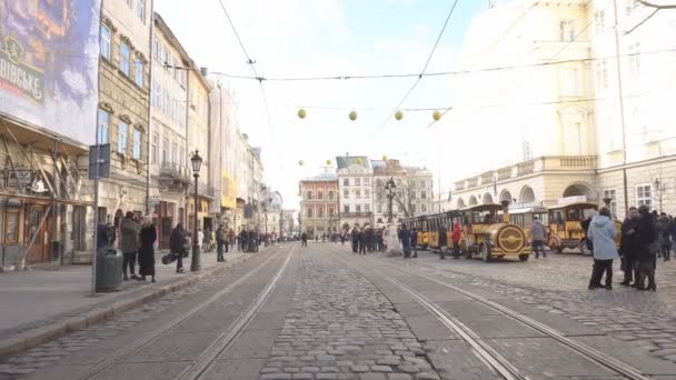 Lviv, Ucrânia 14.11.19: A bela cidade velha de leões com edifícios antigos, calçada de paralelepípedos e ferimentos. Turistas que visitam a cidade e atrações — Vídeo de Stock