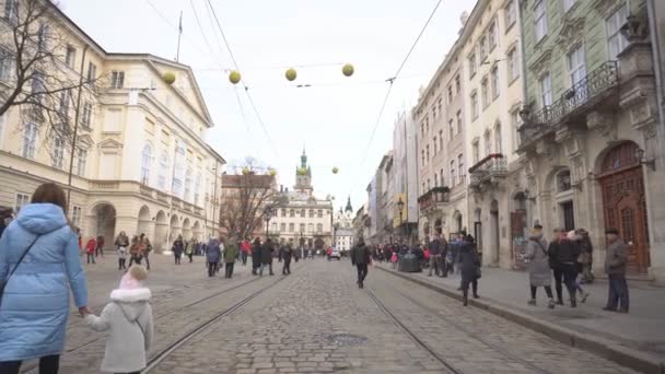 Lvov, Ukrajina 14.11.19: Krásné staré město lvů se starobylými budovami, dlážděným dlážděním a zraněními. Turisté navštíví město a atrakce — Stock video