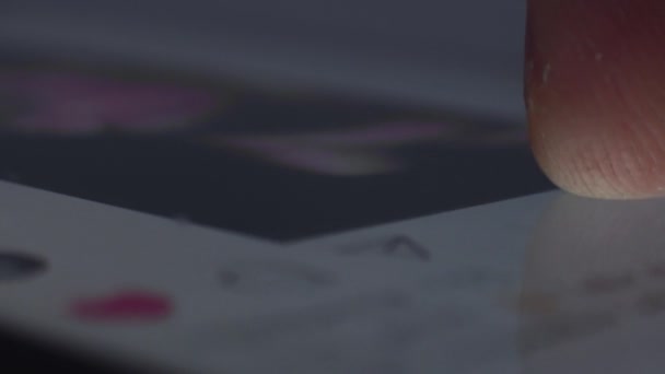 Finger flips news feed dans l'application de réseau social sur smartphone, tapote sur le post pour l'aimer. Blogger lit les publications des abonnés. Personne ne voit de nouveaux messages de followers. Macro gros plan .