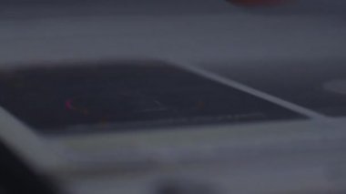 Finger akıllı telefondan sosyal ağ uygulamasındaki haber kaynaklarını hızla çeviriyor, döngüye girdi. Yeni takipçi paylaşımlarına bir kişi bakıyor. Blogcu abonelerin yayınlarını okur. Makro yakın çekim. Mevcut eğilimler