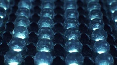Öncü ampuller ışığı kapatıyor, makro yakın çekim. Geçmişi. Bir ya da daha fazla ışık yayan diyot kullanarak ışık üreten aydınlatma armatürlerinde kullanmak için elektrik ışığı