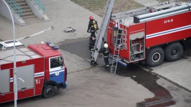 BOBRUISK, BELARUS 27.02.19: İtfaiyeciler yangını söndürdükten sonra acil tahliye ekipmanlarını çıkardılar