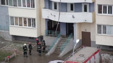 BOBRUISK, BELARUS 27.02.19: İtfaiyeciler yangını söndürmek ve sakinleri ve kurtuluşu kurtarmak amacıyla yüksek bir binada tatbikat yaptılar