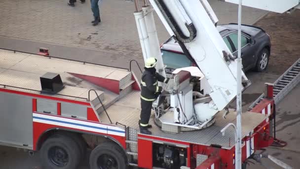 BOBRUISK, BELARUS 17.03.20: Esercizi antincendio con l'aiuto di una piattaforma aerea che innalza i vigili del fuoco ad un grattacielo — Video Stock