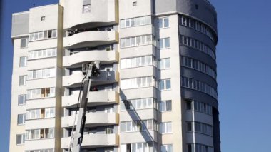 Yüksek binalardaki yangını söndürmek için özel itfaiye aracı, acil durum tatbikatları.