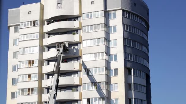 Camión de bomberos especial para extinguir un incendio en edificios de gran altura, ejercicios de emergencia — Vídeos de Stock