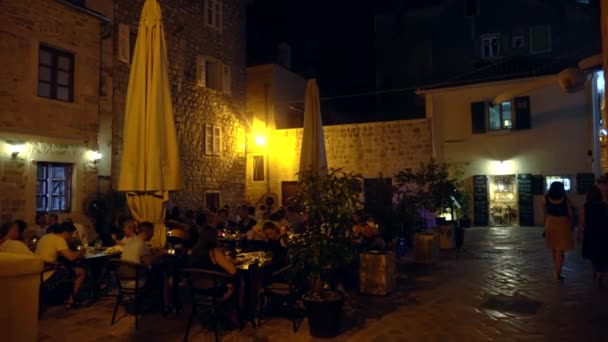 KOTOR, MONTENEGRO - 1er juillet 2019 : Les rues de la vieille ville de Kotor avec ses bâtiments en pierre et ses cafés, ses promeneurs et ses touristes — Video