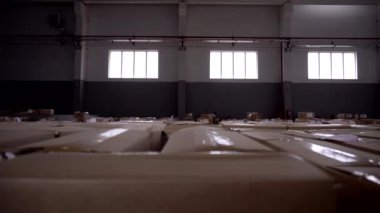 Pencerelerin arkasındaki karton kutularda bitmiş ürünlerin olduğu depo. Paket depolama kavramı. Gümrük deposu, paket