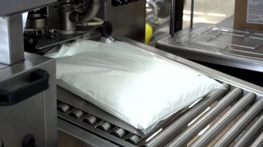 İnek sütünden süt kremi üretimi ve üretimi. Otomatik, yüksek yağlı otomatik krem dolum süreci, endüstri, süt ürünü