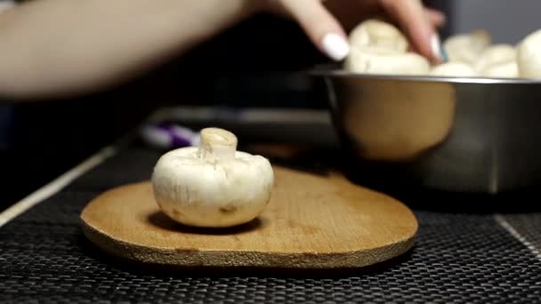 Mädchen schneidet Champignon-Pilze auf einem Holzregal. Kochen Ernährung und gesunde Pilzgerichte, Hintergrund — Stockvideo