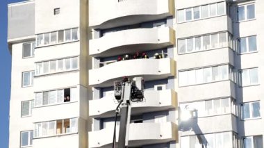 Hava platformu itfaiye aracı, çok katlı bir binadaki yangını söndürmek için itfaiyecileri koruma sepetine aldı.