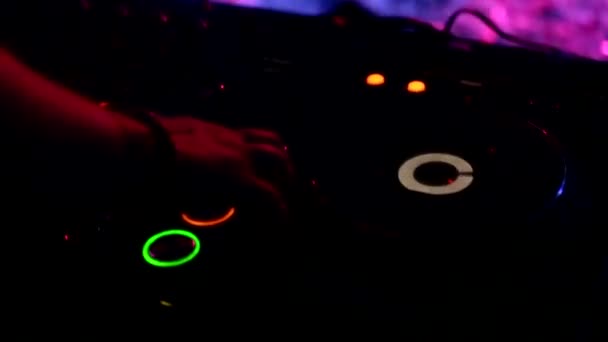 DJ在夜总会、迪斯科舞厅、均衡器、慢动作中调整遥控器上的声音设置 — 图库视频影像