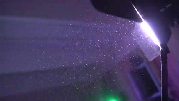 Heldere spot in een nachtclub waar stofdeeltjes vliegen, achtergrond, kopieerruimte, slow motion — Stockvideo