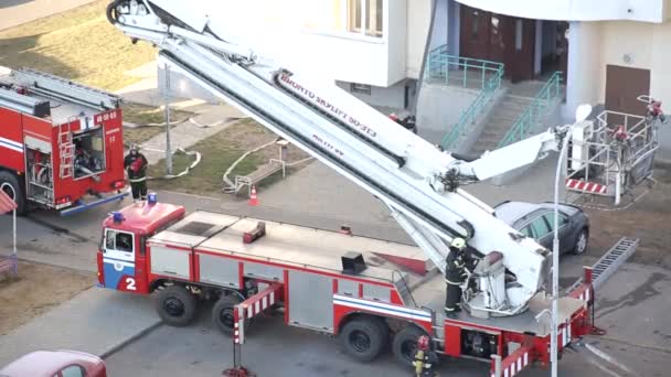 BOBRUISK, BELARUS 17.03.20: Ejercicios de lucha contra incendios con la ayuda de una plataforma aérea que eleva a los bomberos a un edificio de gran altura — Vídeos de Stock