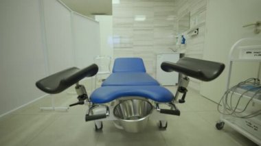Özel klinikteki hastanın tıbbi muayenesinden önce boş modern jinekoloji koltuğu. İptal. Kadın üreme sistemi ve üreme organları hastalıkları. Doktor olmadan boş oda, hiç kimse.