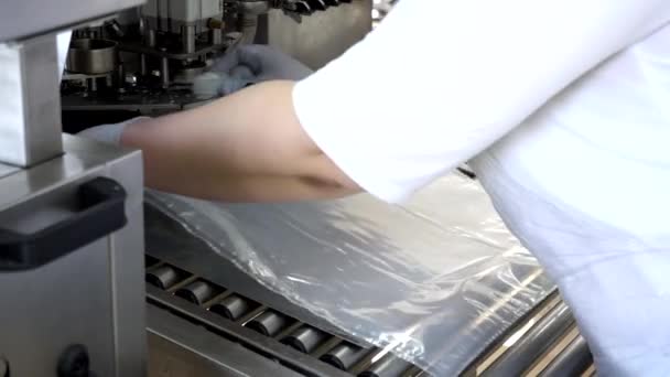 우유 요구르트의 생산 및 제조와 바이오 피도 박테리아, 기술적 인 과정. 요구르트, 크림, 과자류를 포장하는 자동 판매대 — 비디오