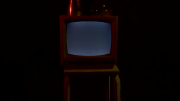 Noise on the screen of an old idle TV in the dark, background, slow motion — Stock Video