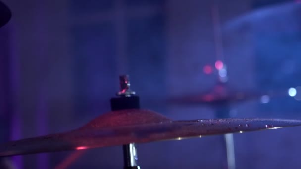 Een drumbeat op een basdrum waarop druppels water, close-up, slow motion, instrument — Stockvideo