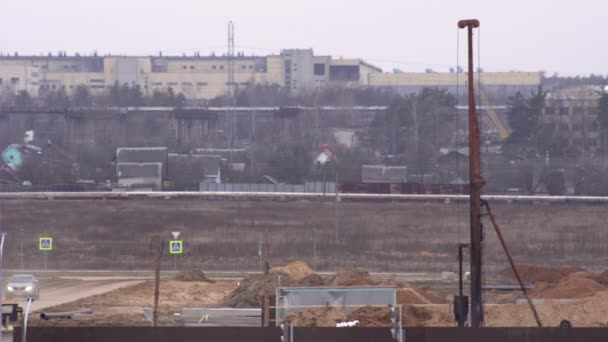 Bouw en bouw van de fundering op betonnen palen in arme grond, machines en uitrusting voor palen, hydraulische hamer — Stockvideo