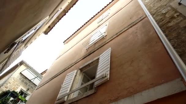 Edificios de piedra en Grecia contra el cielo azul. Arquitectura y edificios antiguos en las calles de Grecia, fondo, cámara lenta, tradicional — Vídeo de stock