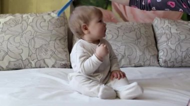 Anne, 8 yaşında beyaz bir çocuğun taraklı saçlarını tarıyor.