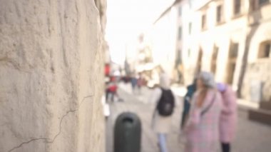 İnsanlar şehri dolaşıyor ve evleri, mimariyi, turizmi, fotokopi alanını, açık havayı inceliyor.