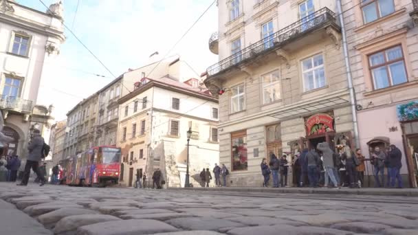 Lviv,ウクライナ14.11.19:古代の建物とライオンの美しい旧市街,石畳の舗装や怪我.市内や観光スポットを訪れる観光客 — ストック動画