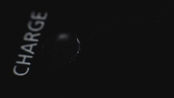 매크로, 충전 지시약, 전구깜박이고. 회오리나 미러 레스 카메라 의 배터리 를 수리하는 모습 — 비디오