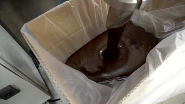 お菓子、菓子、茶色の生産のための煮込み練乳とチョコレートクリームの生産 — ストック動画