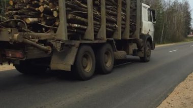 Kesik ağaçlı kamyon taşıyan kereste taşıma taşıma taşıma taşıma taşıma taşıma taşıma taşıma taşıma taşıma taşıma. Odun endüstrisi. Ağaç kesme ve orman taşımacılığı. Rus kargo aracı kereste fabrikasından geliyor..