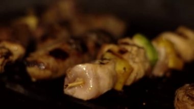 Restoranda barbeküde salamurada tavuk pişirmek. Lezzetli tavuk şişleri, arka plan, iştah açıcı.