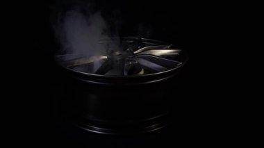 Araç için yeni metal alaşım tekerleği, otomatik. Lüks tasarım. Modern alüminyum ya da araba için duman ve dumanla birlikte magnezyum ekipman. Karbon veya krom içeren pahalı parlak metal disk yalan söyler.