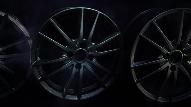 Hermosas ruedas de aleación de coche de diseño sobre un fondo negro con humo, espacio de copia, lujo — Vídeos de Stock