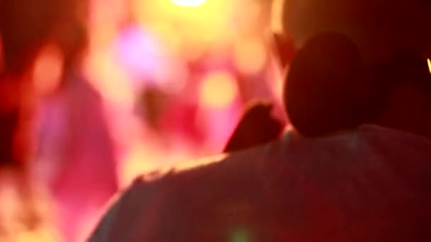 Hombre DJ en auriculares bailando en un club nocturno contra una multitud de personas, espacio de copia, lento mo — Vídeo de stock