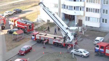BOBRUISK, BELARUS 17.03.20: İtfaiyecileri yüksek binalara taşıyan hava platformunun yardımıyla itfaiye tatbikatları